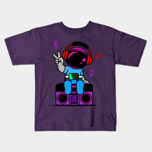 Astronaut listening to music Kids T-Shirt